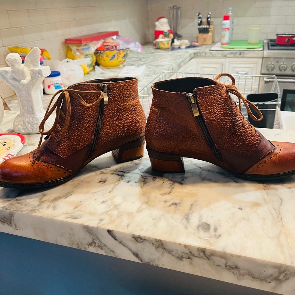 L’Artiste Spring Step Booties - Picture 3 of 6